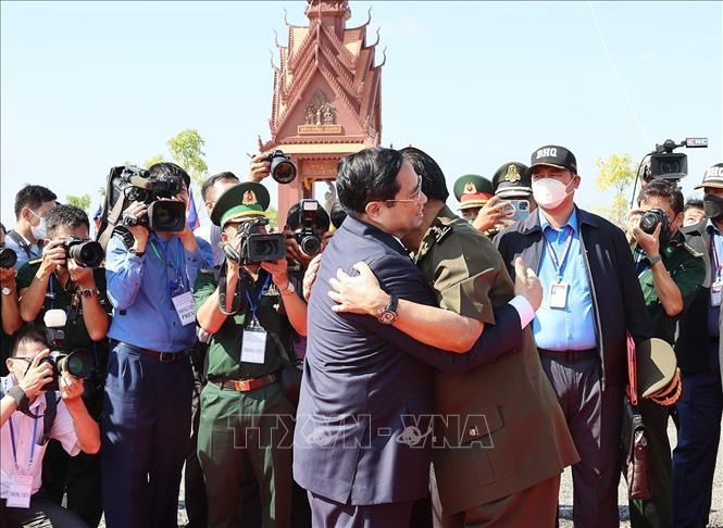 Prime Minister Pham Minh Chinh (L) welcomes his Cambodian counterpart Samdech Techo Hun Sen. VNA Photo: Dương Giang