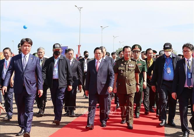 Prime Minister Pham Minh Chinh (L) welcomes his Cambodian counterpart Samdech Techo Hun Sen. VNA Photo: Dương Giang