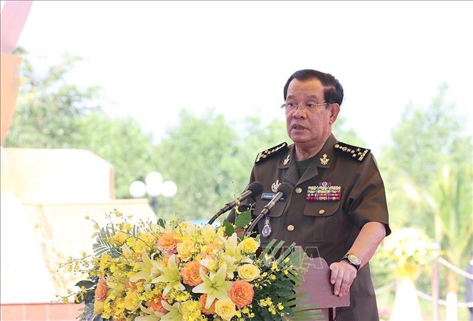Cambodian Prime Minister Samdech Techo Hun Sen talks with local residents at the event. VNA Photo: Dương Giang