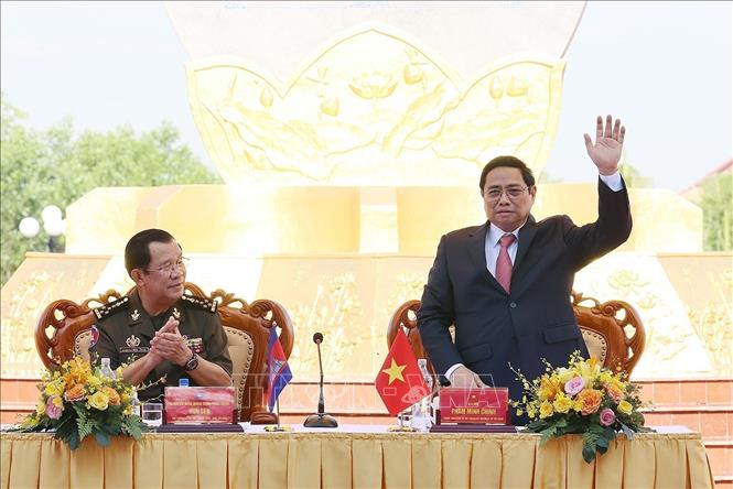 Prime Minister Pham Minh Chinh and Cambodian Prime Minister Samdech Techo Hun Sen talk with local residents at the event. VNA Photo: Dương Giang