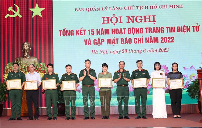 Lãnh đạo Ban Quản lý Lăng Chủ tịch Hồ Chí Minh trao thưởng cho các cá nhân. Ảnh: Trọng Đức - TTXVN