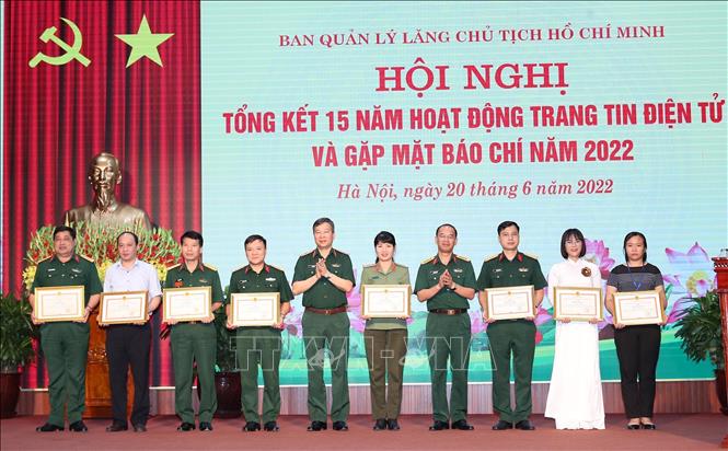 Lãnh đạo Ban Quản lý Lăng Chủ tịch Hồ Chí Minh trao thưởng cho các cá nhân.  Ảnh: Trọng Đức - TTXVN