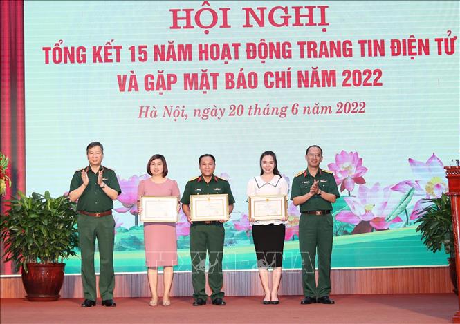 Lãnh đạo Ban Quản lý Lăng Chủ tịch Hồ Chí Minh trao thưởng cho các cá nhân.  Ảnh: Trọng Đức - TTXVN