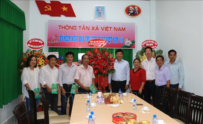 Bí thư Tỉnh ủy Đồng Tháp Lê Quốc Phong (thứ 5, từ bên phải sang) đến thăm, tặng quà, chúc mừng Cơ quan Thường trú Thông tấn xã Việt Nam tại Đồng Tháp và phóng viên cơ quan báo chí ngoài tỉnh. Ảnh: Nhựt An - TTXVN
