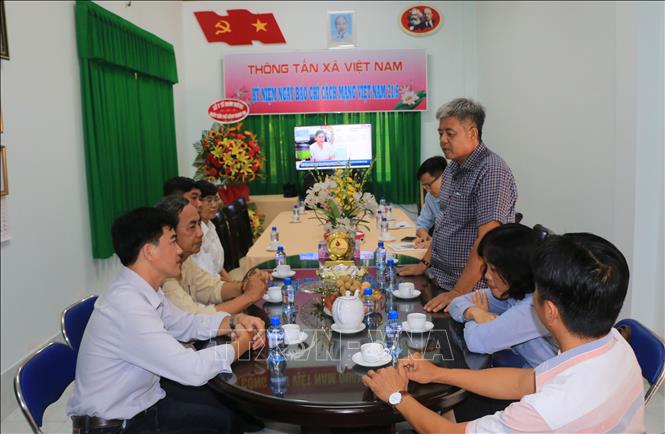 Lãnh đạo thành phố Cao Lãnh đến thăm, tặng quà, chúc mừng Cơ quan Thường trú Thông tấn xã Việt Nam tại tỉnh Đồng Tháp. Ảnh: Nhựt An - TTXVN
