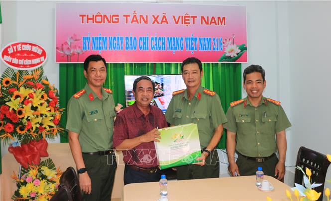 Lãnh đạo Phòng An ninh chính trị nội bộ (Công an Đồng Tháp) đến thăm, tặng quà, chúc mừng Cơ quan Thường trú Thông tấn xã Việt Nam tại Đồng Tháp. Ảnh: Nhựt An - TTXVN 