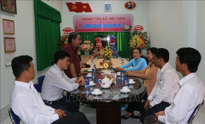 Lãnh đạo huyện Cao Lãnh đến thăm, tặng quà, chúc mừng Cơ quan Thường trú Thông tấn xã Việt Nam tại tỉnh Đồng Tháp. Ảnh: Nhựt An - TTXVN