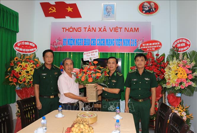 Đại diện Bộ Chỉ huy Bộ đội Biên phòng tỉnh Đồng Tháp đến thăm, tặng quà, chúc mừng Cơ quan Thường trú Thông tấn xã Việt Nam tại Đồng Tháp. Ảnh: Nhựt An - TTXVN