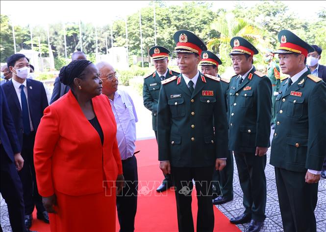 Chủ tịch Quốc hội Cộng hoà Mozambique Esperanca Laurinda Francisco Nhiuane Bias với các đại biểu. Ảnh: Văn Điệp - TTXVN