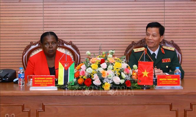 Chủ tịch Quốc hội Cộng hoà Mozambique Esperanca Laurinda Francisco Nhiuane Bias và Trung tướng Nguyễn Trọng Bình, Phó Tổng Tham mưu trưởng Quân đội nhân dân Việt Nam tại buổi làm việc. Ảnh: Văn Điệp - TTXVN