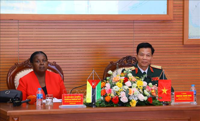 Chủ tịch Quốc hội Cộng hoà Mozambique Esperanca Laurinda Francisco Nhiuane Bias và Trung tướng Nguyễn Trọng Bình, Phó Tổng Tham mưu trưởng Quân đội nhân dân Việt Nam tại buổi làm việc. Ảnh: Văn Điệp - TTXVN