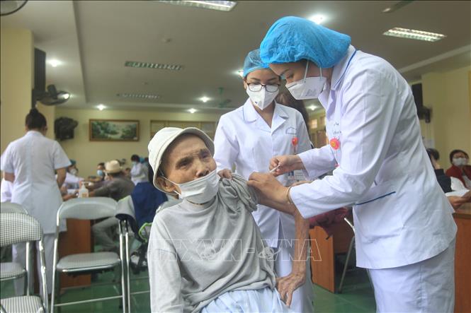 Lực lượng y tế tiêm vaccine ngừa COVID-19 cho người dân quận Ngô Quyền, thành phố Hải Phòng, ngày 3/11/2021. Ảnh: An Đăng - TTXVN