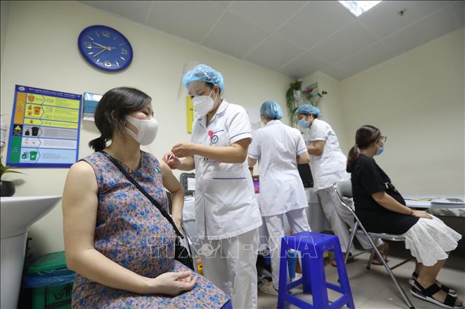 Nhằm tăng cường công tác chăm sóc sức khỏe, lực lượng chức năng ưu tiên tiêm vaccine cho phụ nữ mang thai, bà mẹ đang cho con bú. Ảnh: Minh Quyết - TTXVN