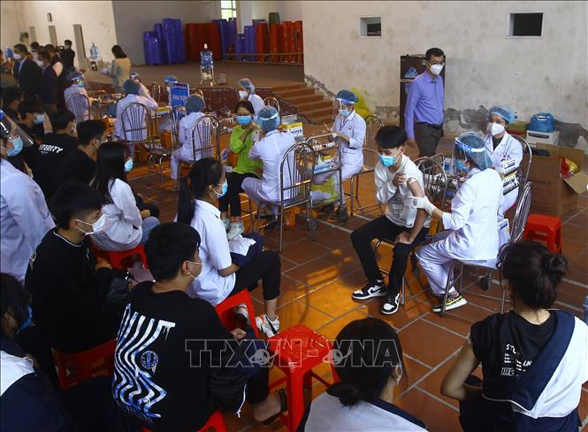 Lực lượng y tế tiêm vaccine ngừa COVID-19 cho học sinh trường Trung học phổ thông Ngô Quyền, thành phố Hải Phòng (Ngày 24/11/2021). Ảnh: An Đăng - TTXVN