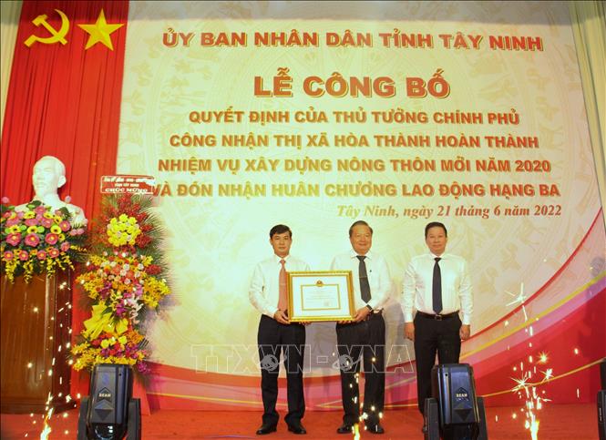 Lãnh đạo Thị xã Hòa Thành đón nhận Quyết định của Thủ tướng Chính phủ công nhận thị xã Hoà Thành hoàn thành nhiệm vụ xây dựng Nông thôn mới. Ảnh: Thanh Tân - TTXVN