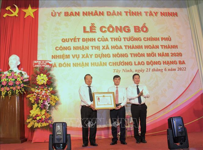 Lãnh đạo Thị xã Hòa Thành đón nhận Huân chương lao động Hạng Ba. Ảnh: Thanh Tân - TTXVN
