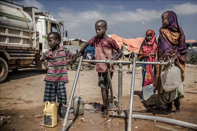 Trong ảnh (tư liệu): Trẻ em chờ lấy nước tại vòi nước công cộng ở Beledweyne, Somalia. Ảnh: AFP/ TTXVN