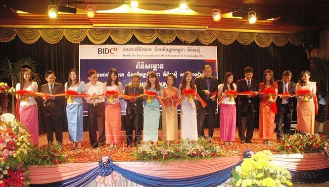 Tối 22/12/2013, tại Thủ đô Phnom Penh, Ngân hàng Đầu tư và Phát triển Campuchia (BIDC), Ngân hàng Đầu tư và Phát triển Việt Nam (BIDV) tổ chức khai trương Chi nhánh BIDC Mienchay - chi nhánh thứ 7 tại Campuchia. Ảnh: Xuân Khu-TTXVN 