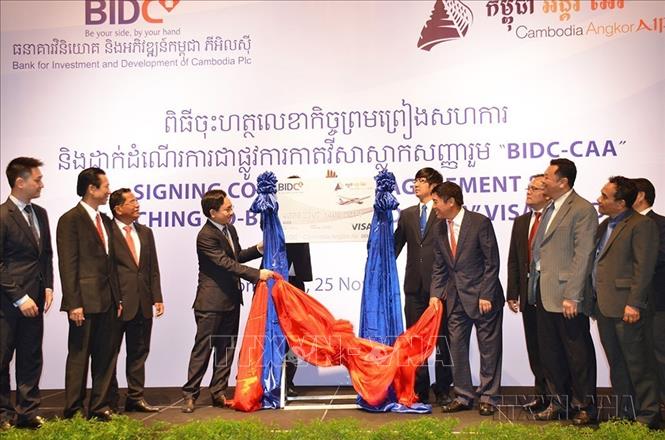 Chiều 25/11/2014, tại Phnom Penh, Ngân hàng Đầu tư Phát triển Campuchia (BIDC) - Công ty con của Ngân hàng Đầu tư phát triển Việt Nam (BIDV) và Công ty Hàng không Quốc gia Campuchia – Cambodia Angkor Air (Công ty liên doanh giữa Tổng công ty Hàng không Việt Nam - Vietnam Airlines và Chính phủ Campuchia) ký kết hợp đồng hợp tác cung cấp dịch vụ thẻ tín dụng Visa Card BIDC-CAA. Ảnh: Xuân Khu-TTXVN 