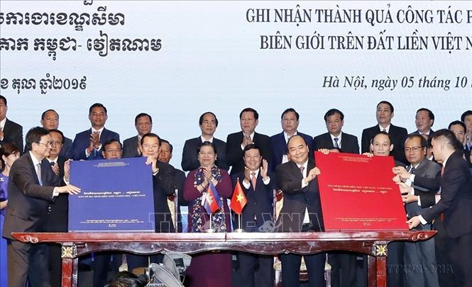 Thủ tướng Nguyễn Xuân Phúc và Thủ tướng Hun Sen chứng kiến Lễ ký Phụ lục bản đồ đính kèm Nghị định thư Phân giới cắm mốc biên giới đất liền giữa Việt Nam và Campuchia (Hà Nội, 5/10/2019). Ảnh: Thống Nhất - TTXVN