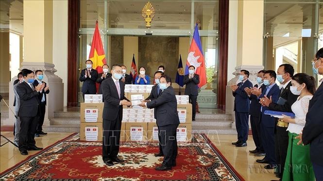 Đại sứ Việt Namtại Campuchia Vũ Quang Minh bàn giao quà tặng là khẩu trang y tế phòng, chống COVID-19 của Quốc hội Việt Nam gửi tặng Quốc hội và nhân dân Campuchia (Phnom Penh, 20/5/2020). Ảnh: Vũ Hùng - TTXVN