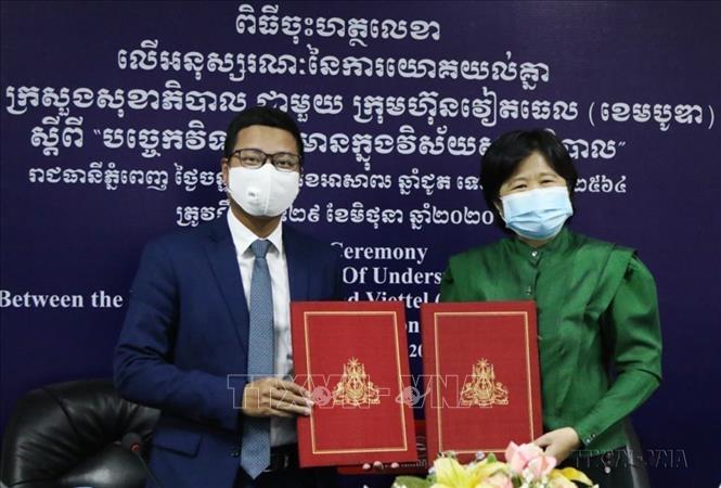 Công ty Viettel Cambodia (Metfone) thuộc Tập đoàn Viettel ký biên bản ghi nhớ với Bộ Y tế Campuchia nhằm triển khai một loạt các ứng dụng số hóa nâng cao hiệu quả dịch vụ chăm sóc sức khỏe (Phnom Penh, 29/6/2020). Ảnh: Trần Long-TTXVN 