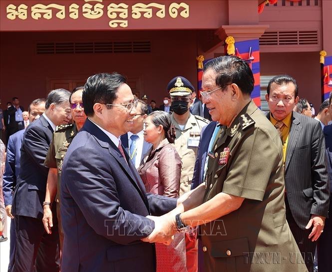 Thủ tướng Phạm Minh Chính và Thủ tướng Campuchia Hun Sen tại Lễ kỷ niệm 45 năm “Con đường tiến tới đánh đổ chế độ diệt chủng Pol Pot” của Thủ tướng Campuchia Hun Sen (20//6/1977 - 20/6/2022) ở tỉnh Tbong Khmum, sáng 20/6/2022. Ảnh: Dương Giang-TTXVN