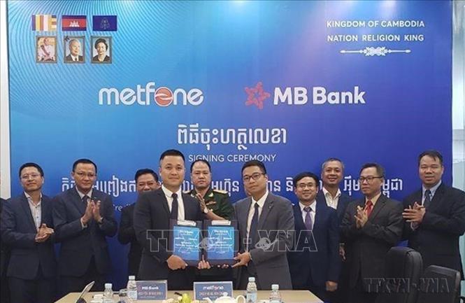 Ngân hàng TMCP Quân đội – Chi nhánh Campuchia (MB Campuchia) và Công ty Viettel Campuchia (Metfone) ký hợp đồng về gói tín dụng ưu đãi đặc biệt năm 2022 nhằm nâng cấp mạng lưới dịch vụ viễn thông và phát triển hoạt động kinh doanh của Metfone tại thị trường Campuchia (Phnom Penh, 4/5/2022). Ảnh: Trần Long - TTXVN 