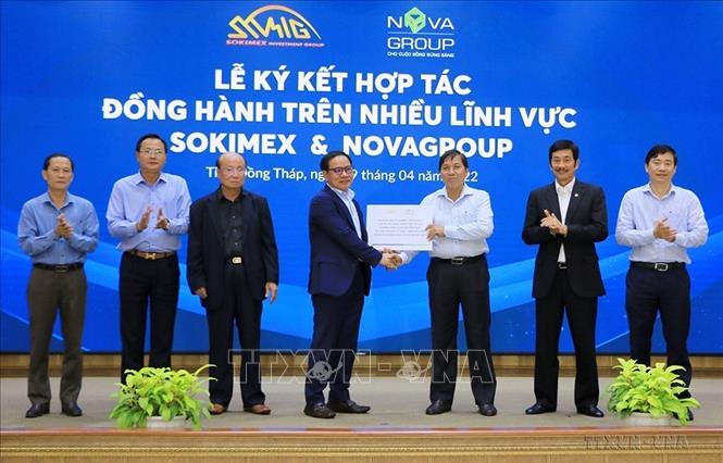 Tập đoàn Sokimex trao số tiền 500.000 USD đóng góp xây dựng Trung tâm cấp cứu Sokimex Nova tại huyện biên giới Hồng Ngự, tỉnh Đồng Tháp tại Lễ ký kết hợp tác giữa Tập đoàn Novagroup (Việt Nam) và Tập đoàn Sokimex (Campuchia), ngày 9/4/2022. Ảnh: Nhựt An - TTXVN