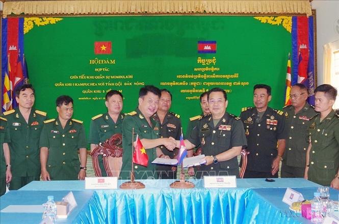 Bộ Chỉ huy Quân sự tỉnh Đắk Nông và Tiểu khu Quân sự tỉnh Mondulkiri (Quân đội Hoàng gia Campuchia) ký biên bản hợp tác lần thứ 5 (Mondulkiri, 7/4/2022). Ảnh: TTXVN phát