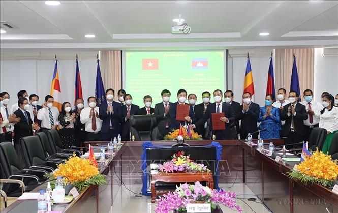 UBND tỉnh Đồng Tháp và Tỉnh Prey Veng ký kết Biên bản thỏa thuận hợp tác năm 2022 , chiều 7/4/2022. Ảnh: Nhựt An - TTXVN