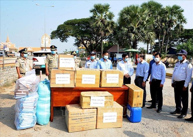 Tỉnh Long An trao tặng đồ phòng hộ chống dịch COVID-19 cho nước bạn Campuchia (19/3/2021). Ảnh: Đức Hạnh - TTXVN