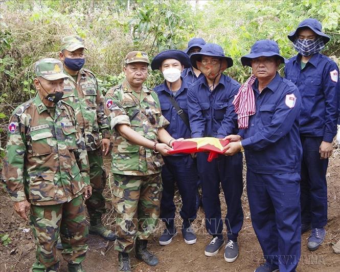 Cán bộ, chiến sĩ Đội K73 (Bộ Chỉ huy quân sự Long An) tìm kiếm, cất bốc được 2 phần mộ liệt sĩ tại khu vực núi Trung Mon (huyện Sala Krau, tỉnh Pailin, Campuchia), ngày 28/2/2022. Ảnh: TTXVN phát