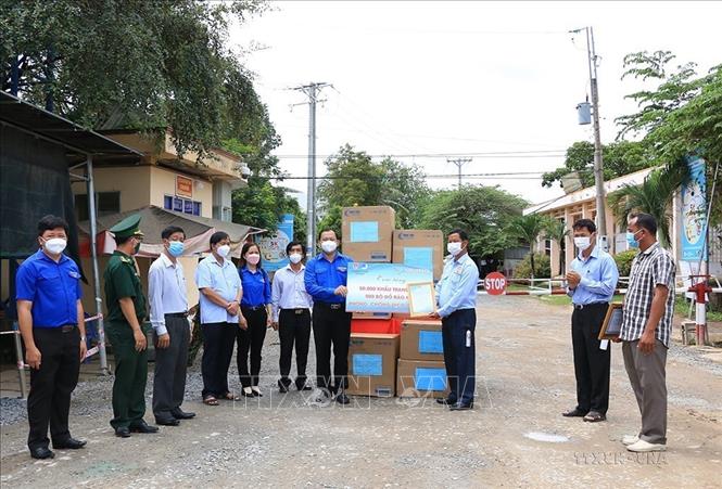 Ngày 12/10/2021, tại cửa khẩu quốc tế Thường Phước (huyện Hồng Ngự), Tỉnh đoàn Đồng Tháp trao tặng thanh niên tỉnh Pray Veng (Campuchia) vật tư y tế phòng, chống dịch COVID-19 trị giá hơn 90 triệu đồng. Ảnh: Chương Đài - TTXVN