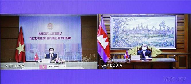 Chủ tịch Quốc hội Vương Đình Huệ hội đàm trực tuyến với Chủ tịch Quốc hội Campuchia Heng Samrin (3/6/2021). Ảnh: Doãn Tấn – TTXVN