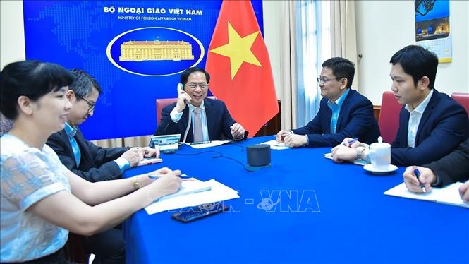 Bộ trưởng Ngoại giao Bùi Thanh Sơn điện đàm với Bộ trưởng Bộ Ngoại giao Vương quốc Oman Sayyid Badr bin Hamad bin Hamood Al Busaidi. Ảnh: TTXVN phát