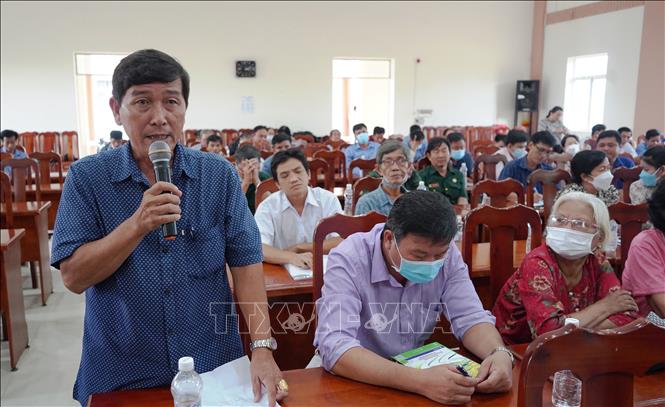 Cử tri Trần Thanh Mỹ, đại diện cử tri khu phố Hiệp Trường, phường Hiệp Tân, thị xã Hòa Thành, tỉnh Tây Ninh đóng góp ý kiến, kiến nghị sửa chữa hạ tầng trên Quốc lộ 22B. Ảnh: Thanh Tân - TTXVN