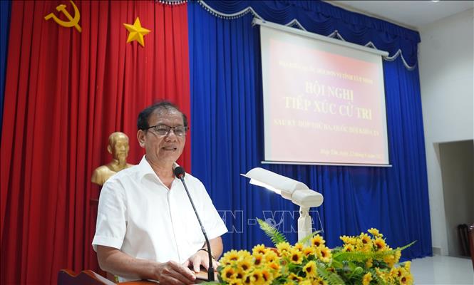 Phó Chủ tịch UBND thị xã Hòa Thành, Lê Hồng Vân thông tin thêm về vấn đề cử tri phản ánh về hạ tầng Quốc lộ 22B hư hỏng. Ảnh: Thanh Tân - TTXVN