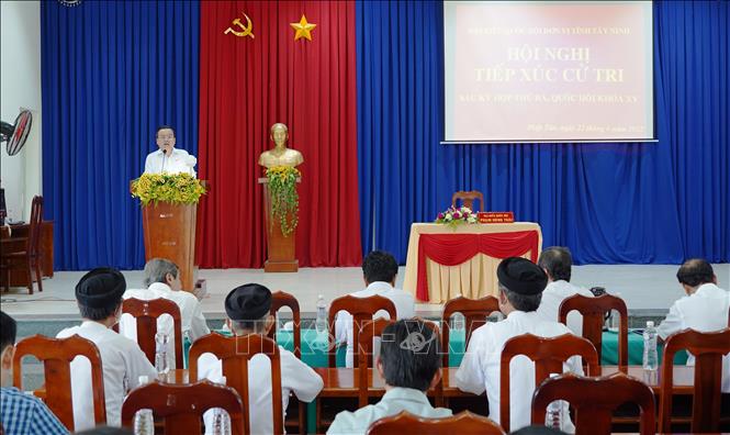 Đại biểu Quốc hội Phạm Hùng Thái, Trưởng Đoàn Đại biểu Quốc hội đơn vị tỉnh Tây Ninh, Phó Bí thư Tỉnh ủy Tây Ninh phát biểu ghi nhận ý kiến đóng góp của cử tri. Ảnh: Thanh Tân - TTXVN