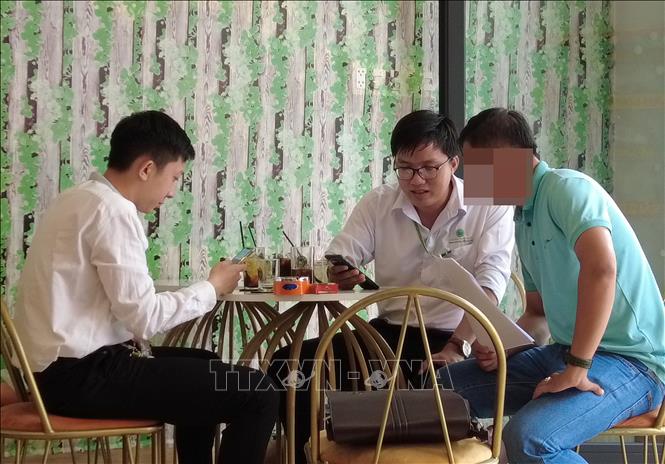 Trong ảnh: Nhân viên kinh doanh tư vấn cho người có nhu cầu mua căn hộ của Dự án Nhà ở xã hội Mỹ Phú. Ảnh: Nhựt An - TTXVN