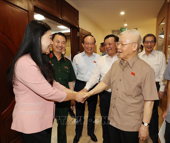Tổng Bí thư Nguyễn Phú Trọng cùng các đại biểu tiếp xúc cử tri tại quận Ba Đình. Ảnh: Trí Dũng- TTXVN
