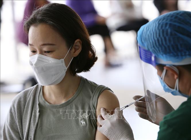 Lực lượng y tế quận Nam Từ Liêm (Hà Nội) tiêm vaccine mũi 2 cho người nước ngoài. Ảnh: Hoàng Hiếu – TTXVN