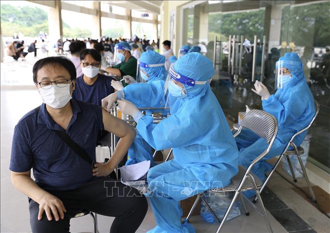 Một người Hàn Quốc được tiêm vaccine mũi 2 chiều 18/11/2021. Ảnh: Hoàng Hiếu - TTXVN