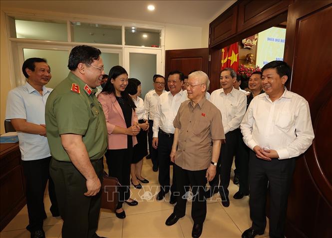 Tổng Bí thư Nguyễn Phú Trọng và các đại biểu tiếp xúc cử tri tại quận Ba Đình. Ảnh: Trí Dũng- TTXVN