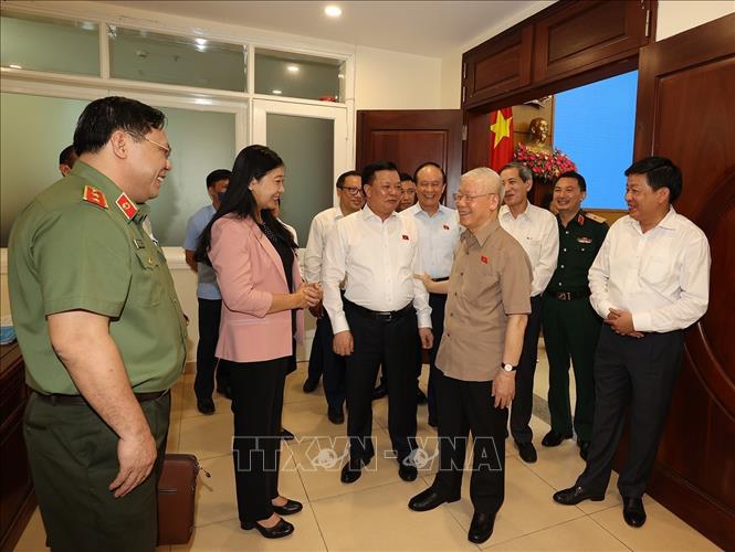 Tổng Bí thư Nguyễn Phú Trọng và các đại biểu tiếp xúc cử tri tại quận Ba Đình. Ảnh: Trí Dũng- TTXVN