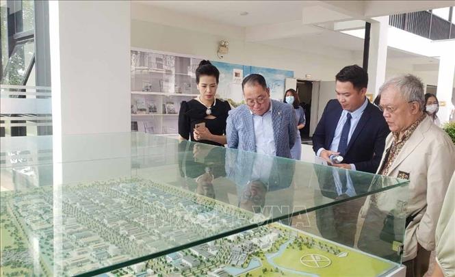 Trong ảnh: Đoàn công tác trưởng đại diện một số tổ chức và doanh nghiệp lớn của Nhật Bản và Việt Nam tìm hiểu sa bàn khu công nghiệp Thăng Long Vĩnh Phúc. Ảnh: Hoàng Hùng - TTXVN