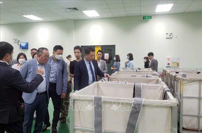 Trong ảnh: Đoàn công tác trưởng đại diện một số tổ chức và doanh nghiệp lớn của Nhật Bản và Việt Nam  tìm hiểu môi trường đầu tư tại Công ty TNHH Tsuchiya Tsco, khu công nghiệp Thăng Long Vĩnh Phúc. Ảnh: Hoàng Hùng - TTXVN