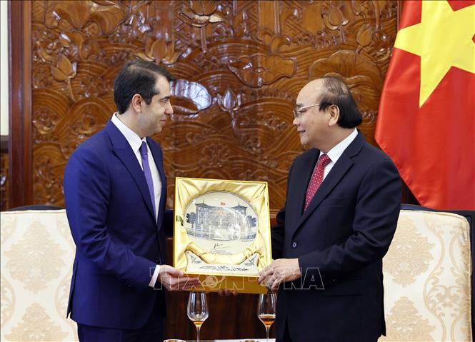 Chủ tịch nước Nguyễn Xuân Phúc tặng quà lưu niệm Đại sứ Azerbaijan Anar Lachin oglu Imanov chào từ biệt. Ảnh: Thống Nhất – TTXVN