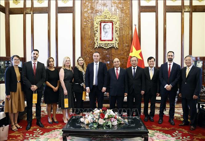 Chủ tịch nước Nguyễn Xuân Phúc tiếp Đại sứ Azerbaijan Anar Lachin oglu Imanov đến chào từ biệt. Ảnh: Thống Nhất – TTXVN