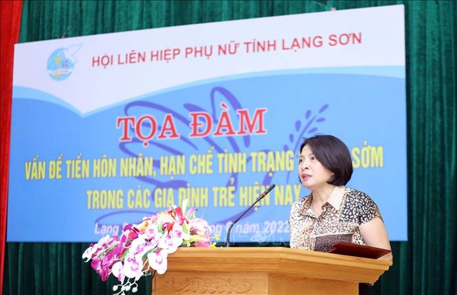 Trong ảnh: Chánh án Tòa dân sự, Tòa án Nhân dân tỉnh Lạng Sơn Nguyễn Thị Hoa phát biểu tại Tọa đàm về “Thực trạng, nguyên nhân dẫn đến ly hôn sớm trong cặp vợ chồng trẻ hiện nay, giải pháp hạn chế tình trạng ly hôn trẻ”. Ảnh: Anh Tuấn – TTXVN